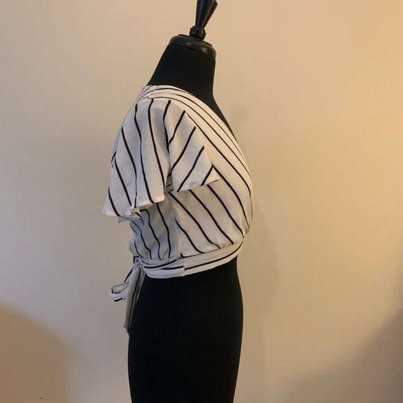 Striped Crop-Top - Picture 3 of 5